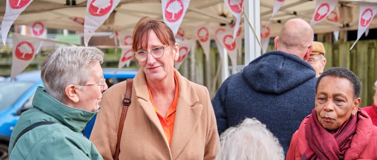 Wethouder Karin Hakhoff praat met bewoners