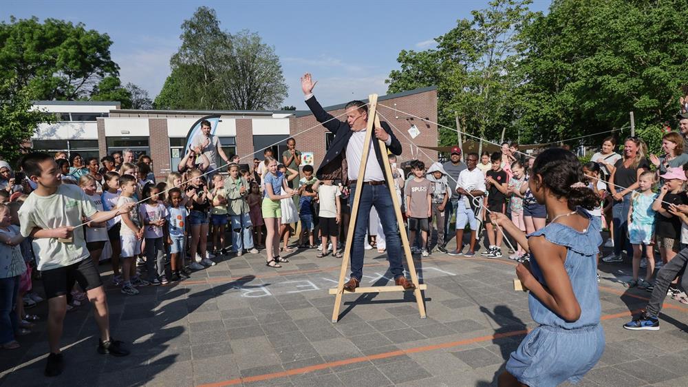 Wethouder René Assendelft bij de feestelijke opening van het nieuwe schoolplein.