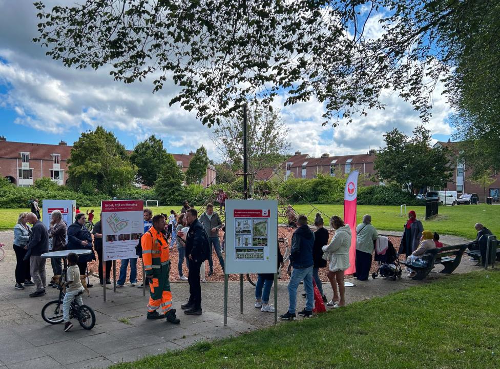 Buurtbewoners bezoeken de informatiemiddag Groef Stijl en Messing op 19 juni 2024