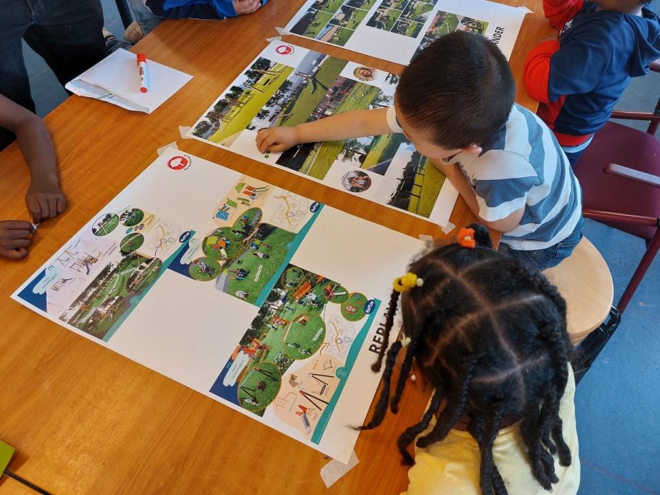 kinderen stemmen op hun favoriete speeltoestellen