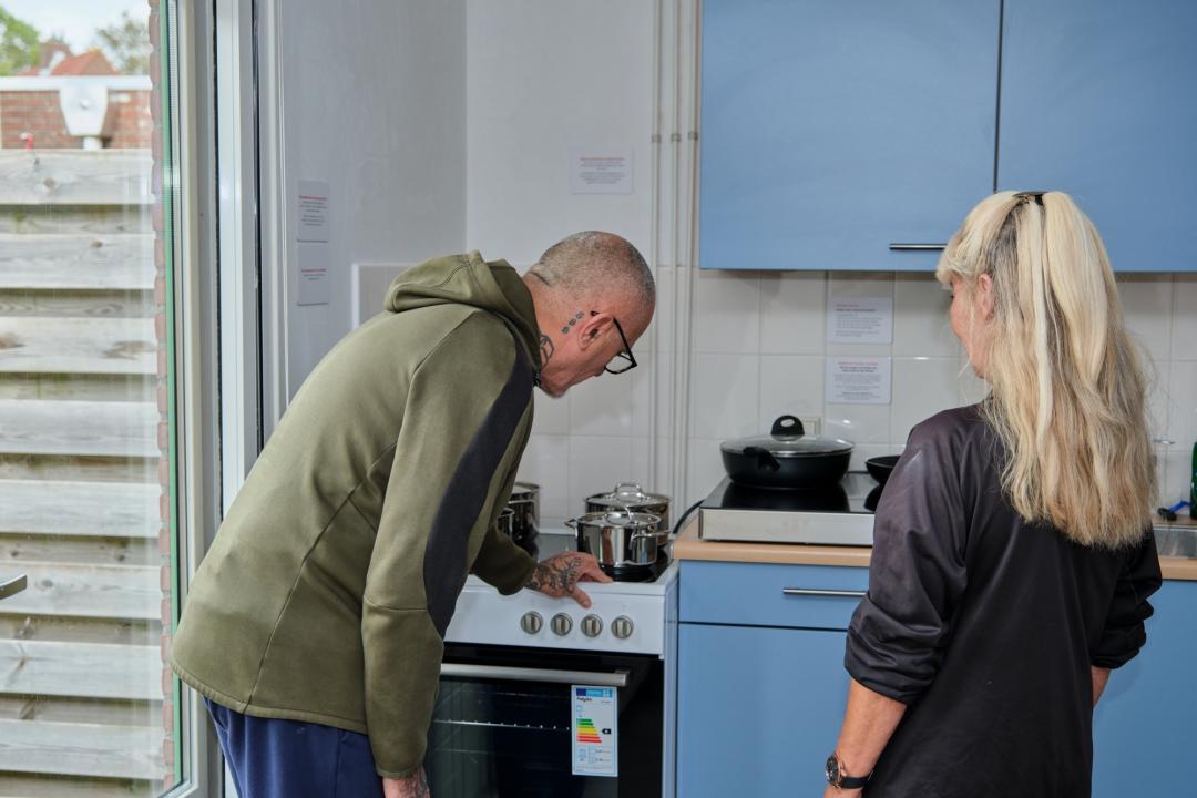 Bewoner bekijkt de keuken in de modelwoning
