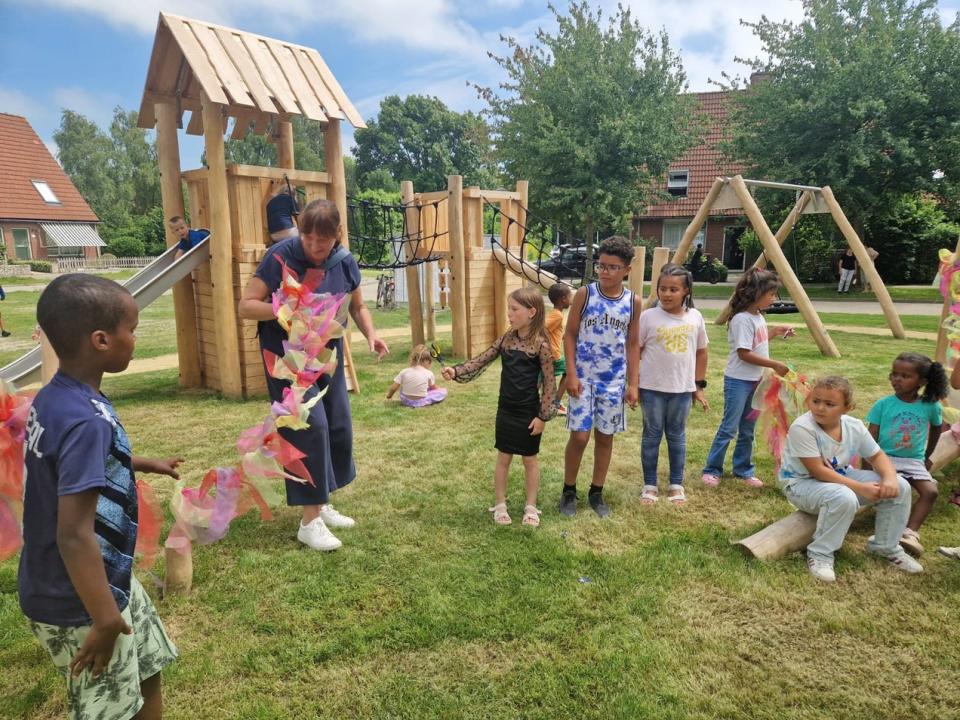 Wethouder Karin Hakhoff opent speelplek Patio